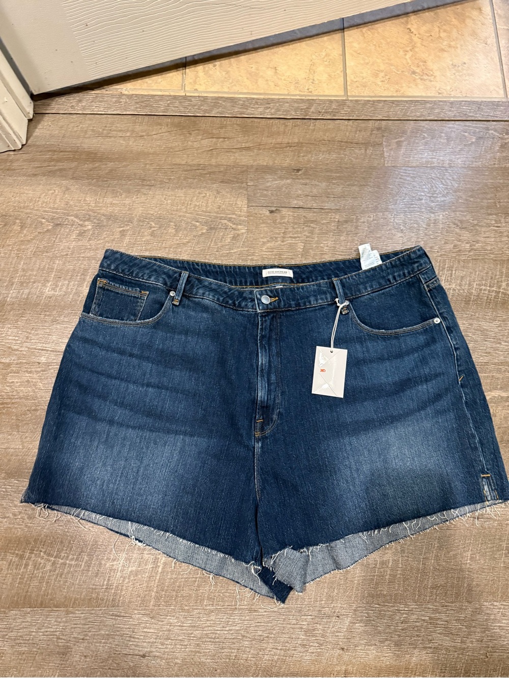 Good American Indigo High-Rise Frayed Denim Shorts. Size 24